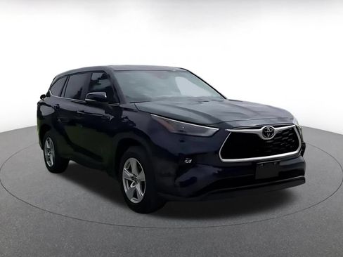 Used 2025 Toyota Highlander LE FWD image 2