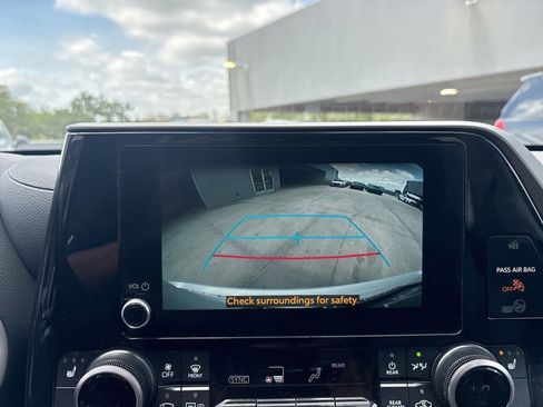 Used 2025 Toyota Highlander XLE FWD image 25