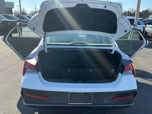 Used 2026 Hyundai Elantra SE FWD image 13