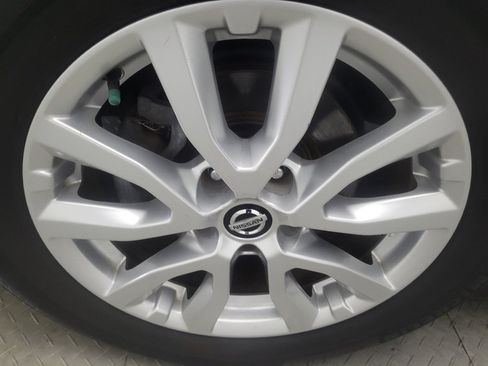 Used 2018 Nissan Rogue SV w/ Premium Package FWD image 31