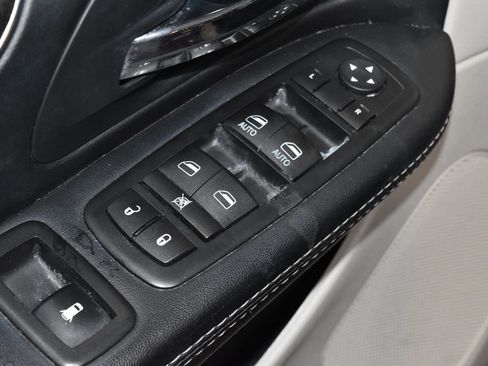 Used 2016 Chrysler Town & Country Touring FWD image 5