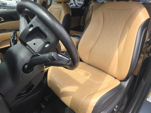 Used 2024 Kia Carnival EX FWD image 21