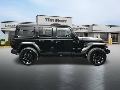 Used 2025 Jeep Wrangler Unlimited Sahara w/ Safety Group AWD/4WD image 6