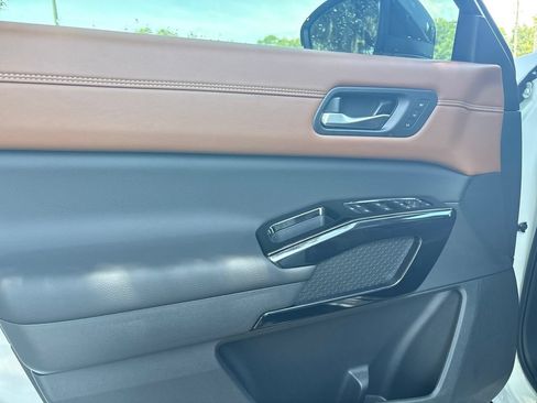 New 2026 Nissan Pathfinder Platinum FWD image 3