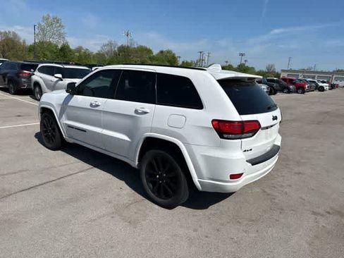 Used 2018 Jeep Grand Cherokee Altitude AWD/4WD image 16