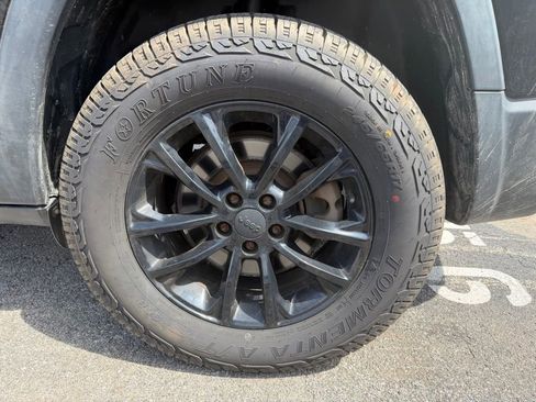 Used 2020 Jeep Cherokee Latitude w/ Cold Weather Group AWD/4WD image 5