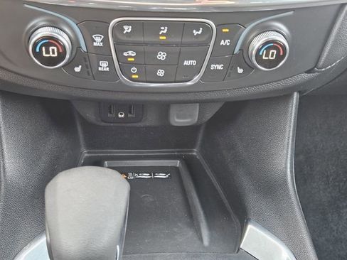 Used 2023 Chevrolet Traverse LT image 19