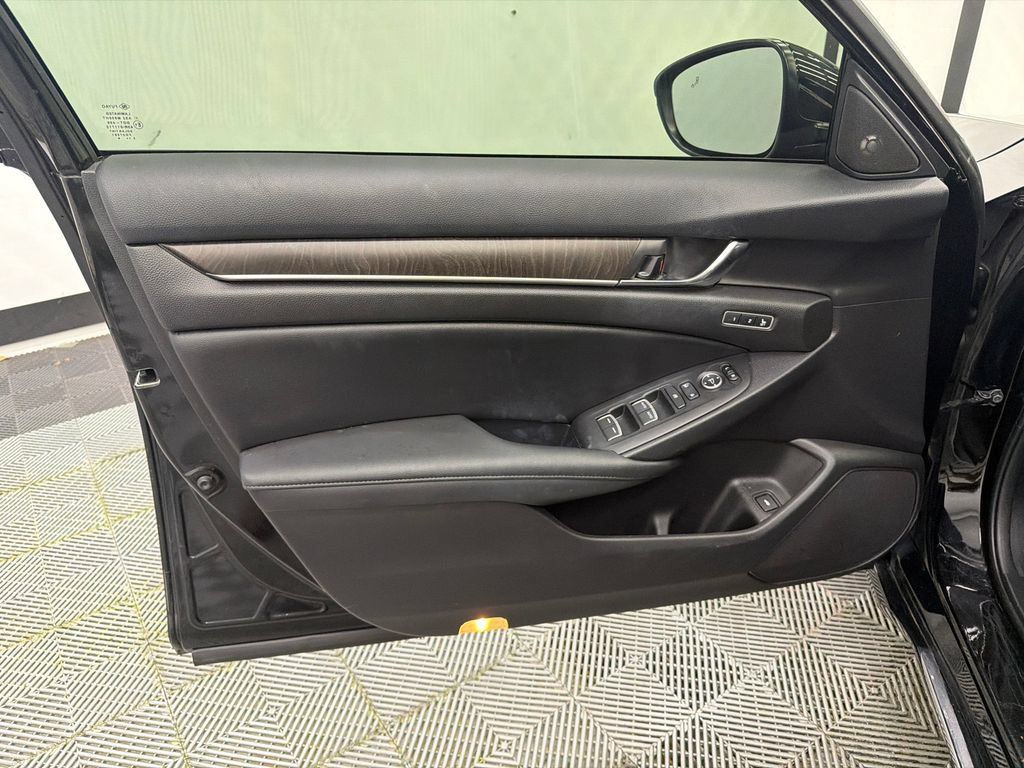 Used 2022 Honda Accord Touring image 11