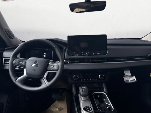 New 2026 Mitsubishi Outlander SE image 10