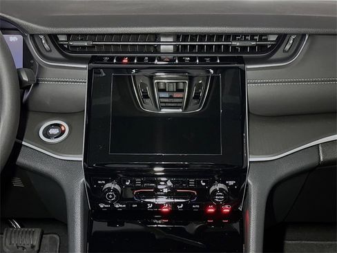 New 2025 Jeep Grand Cherokee Altitude image 9