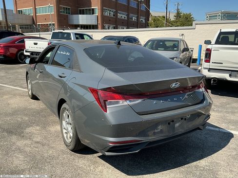 Used 2023 Hyundai Elantra SE FWD image 4