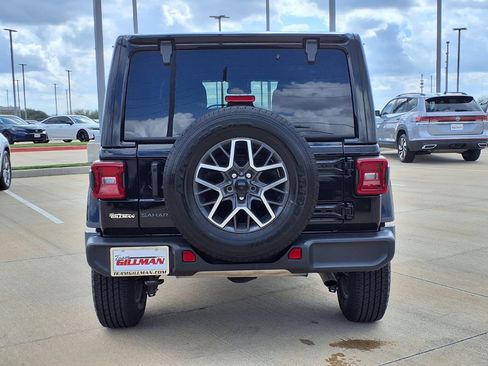 Used 2025 Jeep Wrangler Sahara image 6
