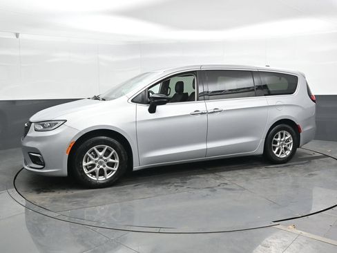 Used 2024 Chrysler Pacifica Touring-L FWD image 8