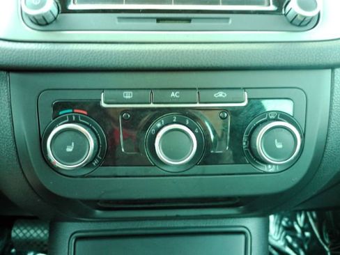 Used 2011 Volkswagen Tiguan SE image 39