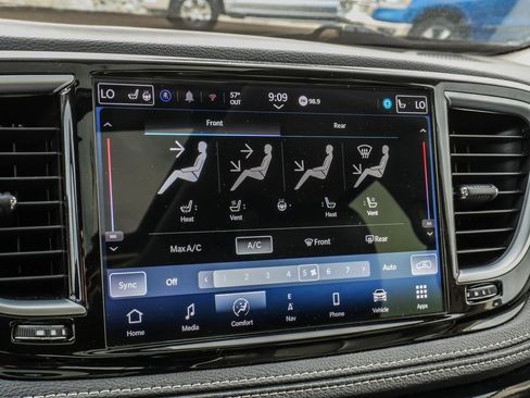 Used 2024 Chrysler Pacifica Limited FWD image 36