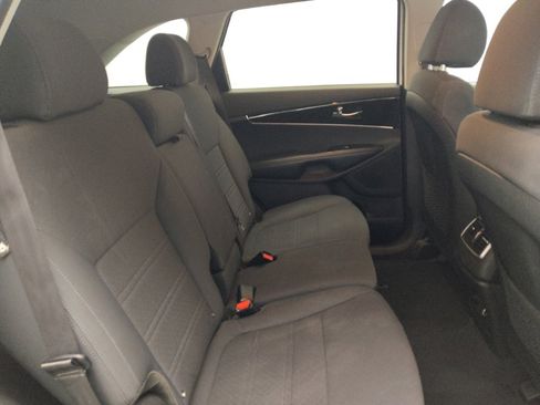 Used 2020 Kia Sorento LX image 19