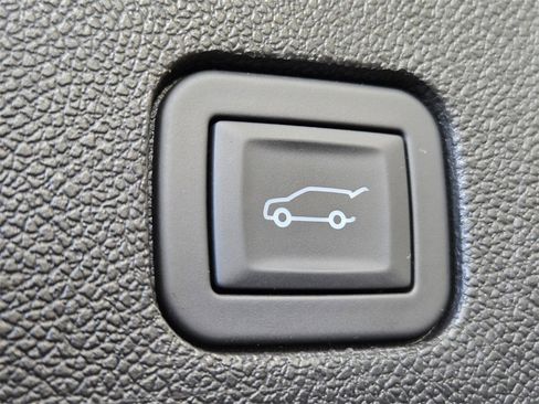 Used 2025 Cadillac XT6 Premium Luxury image 23