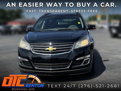 Used 2017 Chevrolet Traverse LT w/ Style and Technology Package FWD image 2