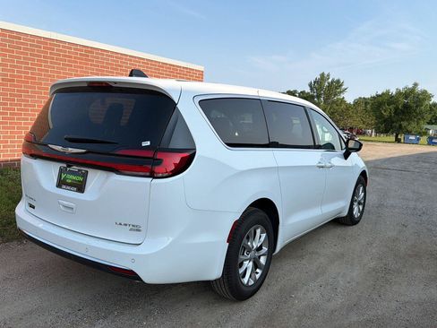 Used 2026 Chrysler Pacifica Limited AWD/4WD image 5