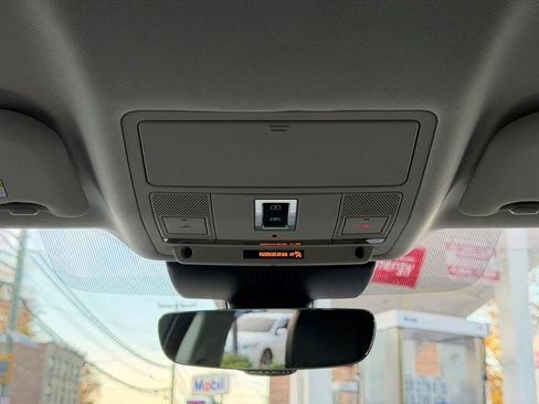 Used 2018 Jaguar E-PACE SE image 19