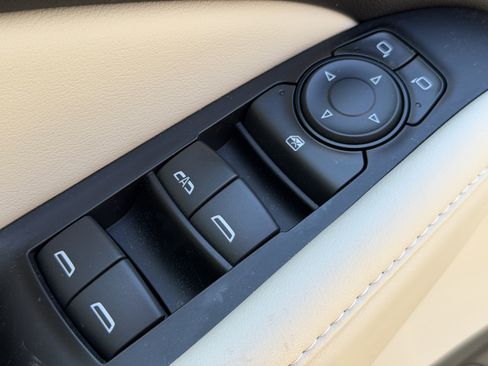 Used 2024 Buick Enclave Essence w/ Experience Buick Package image 4