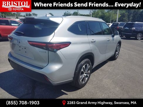 Used 2022 Toyota Highlander XLE AWD/4WD image 7