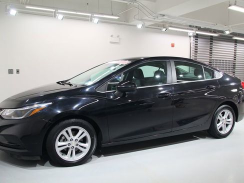 Used 2018 Chevrolet Cruze LT w/ Convenience Package FWD image 3