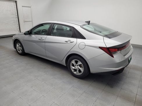 Used 2021 Hyundai Elantra SE FWD image 3