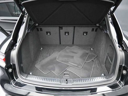 Certified 2024 Porsche Macan AWD/4WD image 17