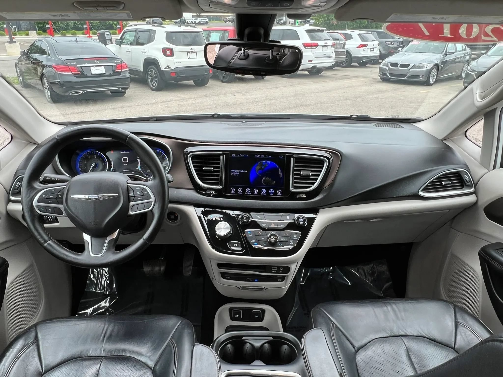 Used 2017 Chrysler Pacifica Touring-L Plus FWD image 9