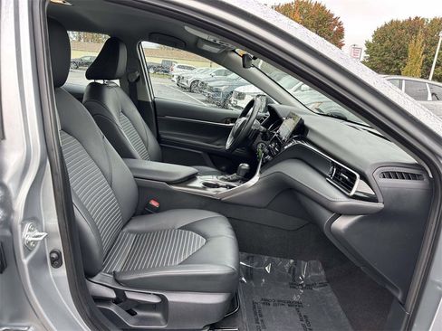 Used 2024 Toyota Camry SE image 11