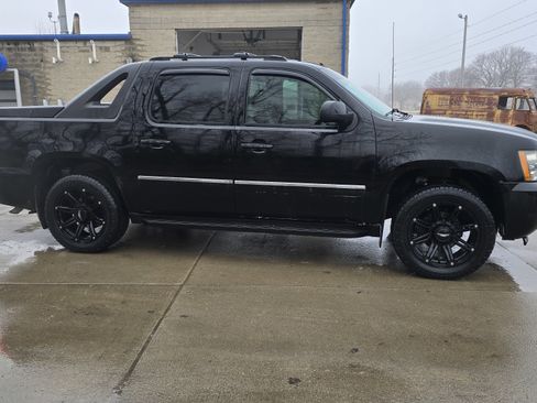 Used 2010 Chevrolet Avalanche LTZ image 4