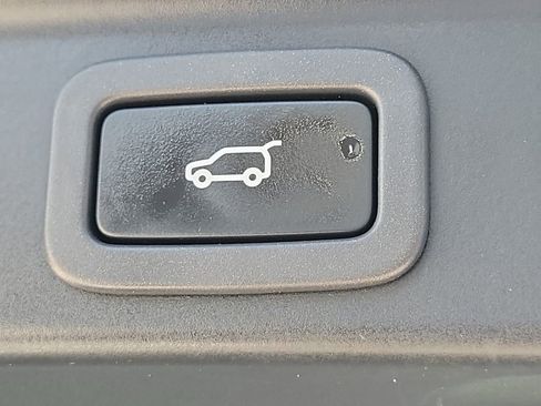 Used 2018 Jaguar F-PACE Premium image 12