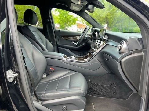Used 2019 Mercedes-Benz GLC 300 4MATIC image 24