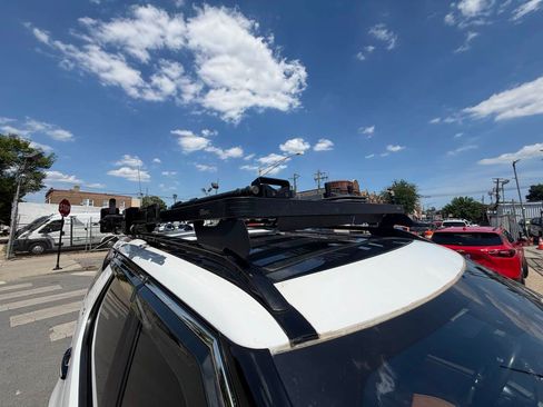 Used 2017 Land Rover Discovery HSE AWD/4WD image 36