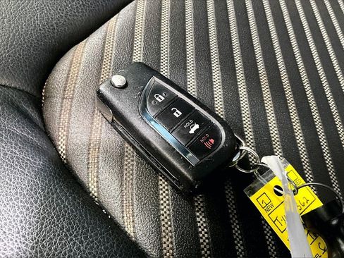 Used 2019 Toyota Camry SE image 11
