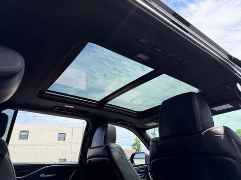 Used 2022 Cadillac Escalade ESV Premium Luxury AWD/4WD image 18