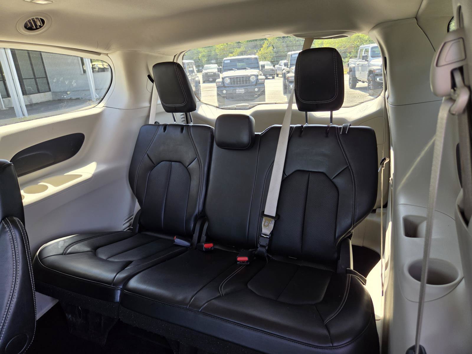 Used 2024 Chrysler Pacifica Touring-L FWD image 32