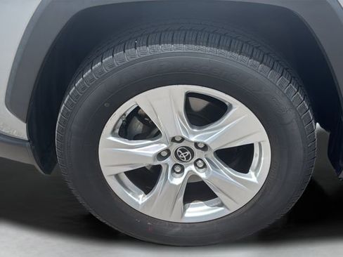 Used 2019 Toyota RAV4 XLE FWD image 5