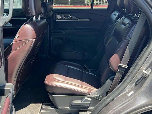 Certified 2025 Ford Explorer Platinum RWD image 10
