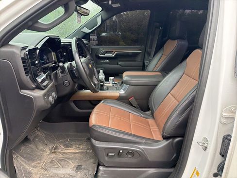 Used 2023 Chevrolet Silverado 1500 High Country w/ High Country Premium Package AWD/4WD image 7