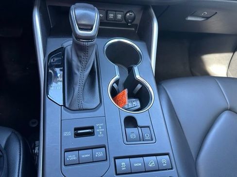 Used 2021 Toyota Highlander XLE AWD/4WD image 27