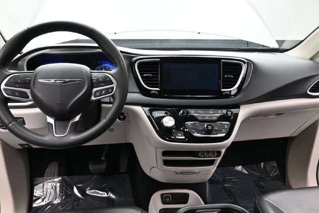 Used 2023 Chrysler Pacifica Touring-L FWD image 20