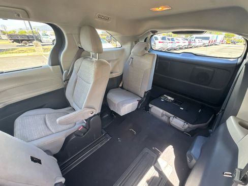 Used 2023 Toyota Sienna LE FWD image 14