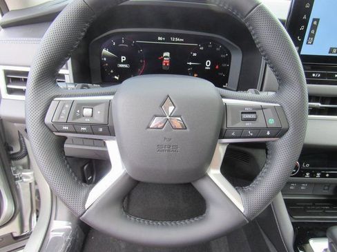 New 2025 Mitsubishi Outlander SE image 22