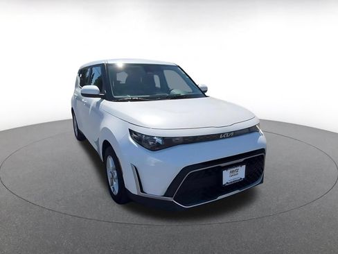 Used 2025 Kia Soul LX w/ LX Technology Package FWD image 3