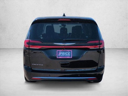 Used 2024 Chrysler Pacifica Touring-L image 7