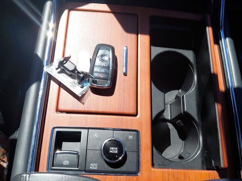 Used 2024 Lincoln Navigator Premiere AWD/4WD image 29