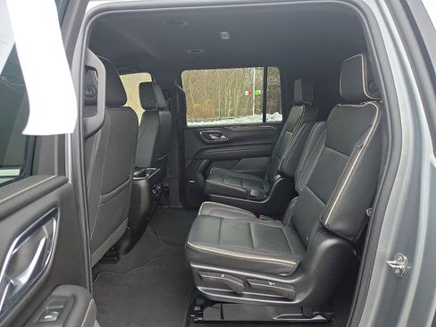 Used 2023 Chevrolet Suburban Premier image 12