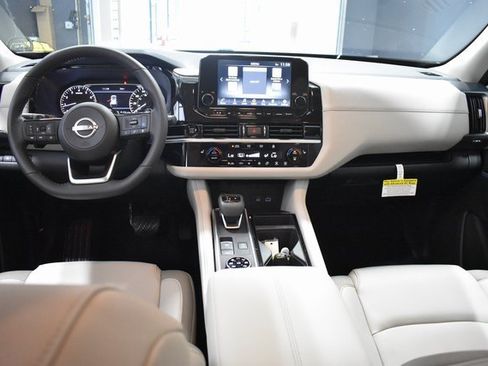 New 2025 Nissan Pathfinder SL image 13